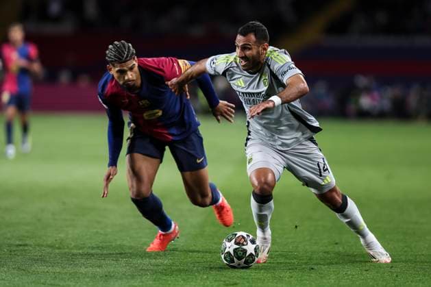 March 11, 2025, Barcelona, Barcelona, SPAIN: Evangelos Pavlidis of SL Benfica and Ronald Araujo of FC Barcelona, Barca in action during the UEFA Champions League 2024 25 Round of 16 second leg, match between FC Barcelona and SL Benfica at Estadi Olimpic Lluis Companys on March 11, 2025 in Barcelona, Spain. Barcelona SPAIN - ZUMAa181 20250311_zaa_a181_106 Copyright: xJavierxBorregox