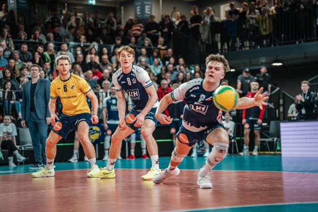 Volleyball Herren Saison 2024 2025 CEV Champions League 2025 Viertelfinale CLVM 097 SVG Lüneburg (GER) vs. Aluron CMC Warta Zawiercie (POL) 11.03.2025 Theo Mohwinkel ( 8 SVG Lüneburg) rettet den Ball Lüneburg LKH Arena Niedersachsen Deutschland