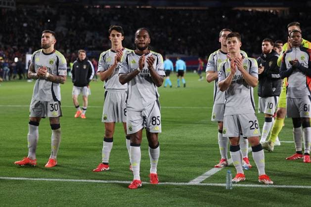 Barcelona 11. March 2025 Uefa Champions League phase 2024 25 Round of 16 FC Barcelona, Barca - S.L.Benfica v.l., Nicolas Otamendi (S.L.Benfica), Reanto Sanches (S.L.Benfica), Andrea Belotti (S.L.Benfica), Samuel Dahl (S.L.Benfica) enttaeuscht, enttaeuscht schauend, dissapointed, traurig, frustiert, frust, gefrustet bedankt sich bei den Fans, bedanken, Dank. Mannschaft nach dem Spiel, after the match bedankt sich bei den Fans, applauds the fans Copyright: JoaquimxFerreira