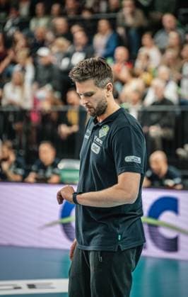 Volleyball Herren Saison 2024 2025 CEV Champions League 2025 Viertelfinale CLVM 097 SVG Lüneburg (GER) vs. Aluron CMC Warta Zawiercie (POL) 11.03.2025 Michal Winiarski (Trainer Aluron CMC Warta ZAWIERCIE) schaut auf die Uhr Lüneburg LKH Arena Niedersachsen Deutschland