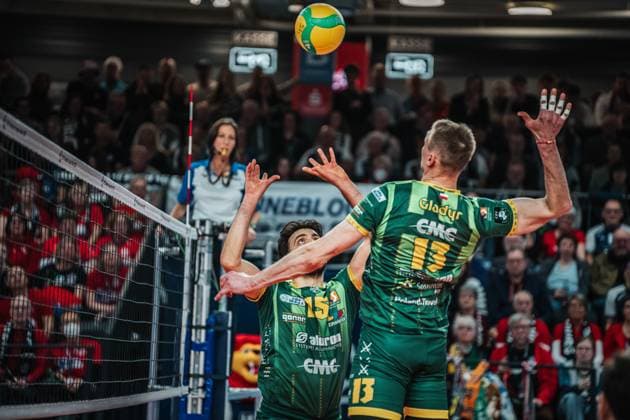 Volleyball Herren Saison 2024 2025 CEV Champions League 2025 Viertelfinale CLVM 097 SVG Lüneburg (GER) vs. Aluron CMC Warta Zawiercie (POL) 11.03.2025 Miguel Tavares Rodrigues ( 15 Aluron CMC Warta ZAWIERCIE) spielt den Ball auf Jurii Gladyr ( 13 Aluron CMC Warta ZAWIERCIE) Lüneburg LKH Arena Niedersachsen Deutschland