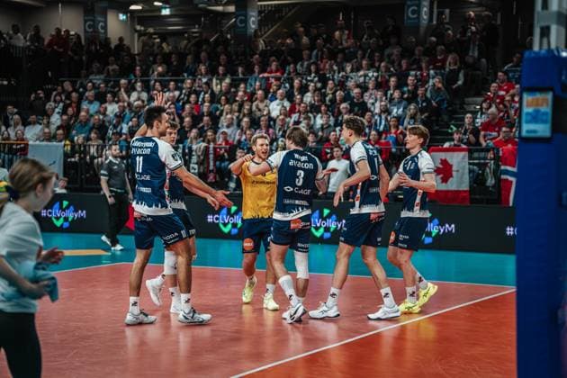 Volleyball Herren Saison 2024 2025 CEV Champions League 2025 Viertelfinale CLVM 097 SVG Lüneburg (GER) vs. Aluron CMC Warta Zawiercie (POL) 11.03.2025 Die Mannschaft der SVG Lüneburg jubelt Lüneburg LKH Arena Niedersachsen Deutschland