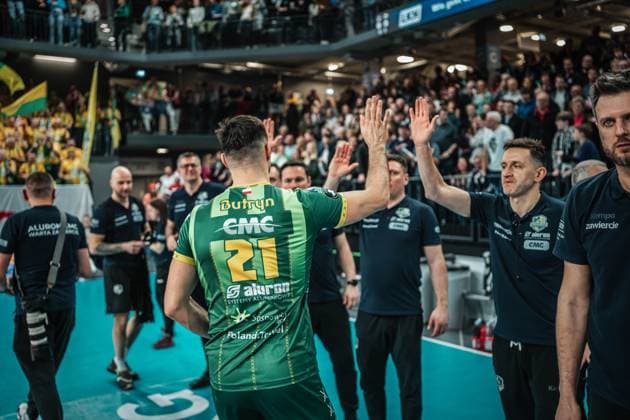 Volleyball Herren Saison 2024 2025 CEV Champions League 2025 Viertelfinale CLVM 097 SVG Lüneburg (GER) vs. Aluron CMC Warta Zawiercie (POL) 11.03.2025 Karol Butryn ( 21 Aluron CMC Warta ZAWIERCIE) klatscht mit dem Trainerteam ab Lüneburg LKH Arena Niedersachsen Deutschland