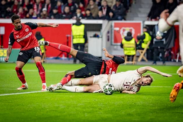 UEFA Champions League, Bayer 04 Leverkusen - FC Bayern München; 11.03.2025 Strafraumszene: Harry Kane (FC Bayern München, 9) am Boden, Jonathan Tah (Bayer 04 Leverkusen, 4) über ihm. Links Arthur (Bayer 04 Leverkusen, 13); UEFA Champions League, Bayer 04 Leverkusen - FC Bayern München, Achtelfinale, Rückspiel, 11.03.2025 in der BayArena in Leverkusen. Copyright: xBEAUTIFULxSPORTS AxelxKohringx