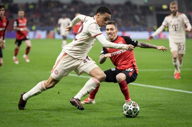UEFA Champions League, Bayer 04 Leverkusen - FC Bayern München; 11.03.2025 Jamal Musiala (FC Bayern München, 42) und Alejandro Grimaldo (Bayer 04 Leverkusen, 20) im Zweikampf; UEFA Champions League, Bayer 04 Leverkusen - FC Bayern München, Achtelfinale, Rückspiel, 11.03.2025 in der BayArena in Leverkusen. Copyright: xBEAUTIFULxSPORTS AxelxKohringx