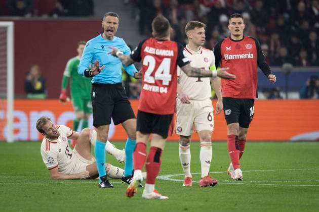 UEFA Champions League, Bayer 04 Leverkusen - FC Bayern München; 11.03.2025 Schiedsrichter Slavko Vincic (Slowenien) schimpft mit Aleix Garcia (Bayer 04 Leverkusen, 24) nach einem Foul an Harry Kane (FC Bayern München, 9); UEFA Champions League, Bayer 04 Leverkusen - FC Bayern München, Achtelfinale, Rückspiel, 11.03.2025 in der BayArena in Leverkusen. Copyright: xBEAUTIFULxSPORTS AxelxKohringx
