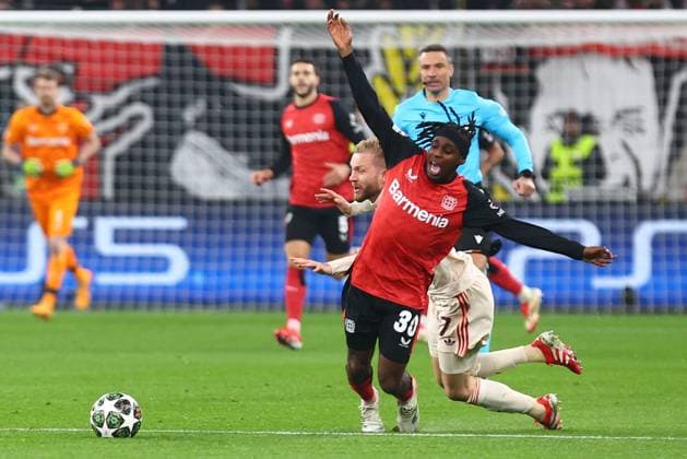 Jeremie Frimpong 30 (Bayer 04 Leverkusen) im Zweikampf, Aktion, mit Konrad Laimer 27 (FC Bayern Muenchen) - Gelbe Karte fuer Konrad Laimer 27 (FC Bayern Muenchen) Bayer 04 Leverkusen vs. FC Bayern Muenchen, Fussball, UEFA Champions League, Achtelfinale, Rueckspiel, Saison 2024 2025, 11.03.2025 Foto: kolbert-press Ant Palmer BayArena NRW Deutschland