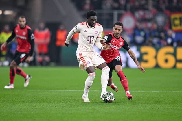 11.03.2025, Fussball UEFA Champions League 2024 2025, Achtelfinale, Bayer 04 Leverkusen - FC Bayern München, in der BayArena, Kingsley Coman (FC Bayern München), Arthur (Bayer Leverkusen)