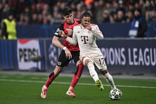 v. li. im Zweikampf Piero Hincapie (Leverkusen 3) Michael Olise (Muenchen 17) 11.03.2025 Fussball Champions League, Bayer Leverkusen vs FC Bayern Muenchen, BayArena, Leverkusen,