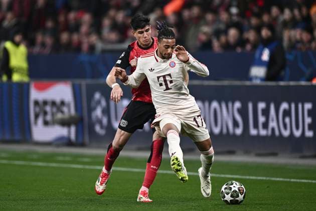 v. li. im Zweikampf Piero Hincapie (Leverkusen 3) Michael Olise (Muenchen 17) 11.03.2025 Fussball Champions League, Bayer Leverkusen vs FC Bayern Muenchen, BayArena, Leverkusen,