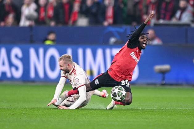 11.03.2025, Fussball UEFA Champions League 2024 2025, Achtelfinale, Bayer 04 Leverkusen - FC Bayern München, in der BayArena, Konrad Laimer (FC Bayern München), Jeremie Frimpong (Bayer Leverkusen)