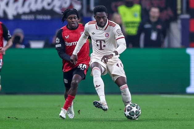 11.03.2025, Fußball, UEFA Champions League, Bayer 04 Leverkusen - FC Bayern München, Achtelfinale Rückspiel, BayArena, Saison 2024 2025: Jeremie Frimpong (Bayer04 Leverkusen 30) im Zweikampf gegen Alphonso Davies (FC Bayern 19) DFB regulations prohibit any use of photographs as image sequences and or quasi-video. Nordrhein-Westfalen Deutschland