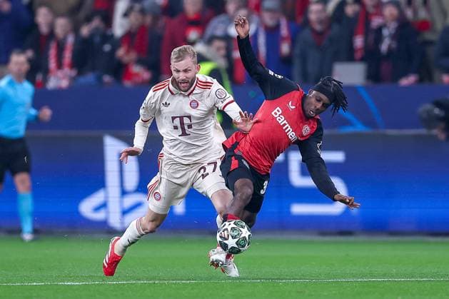 11.03.2025, Fußball, UEFA Champions League, Bayer 04 Leverkusen - FC Bayern München, Achtelfinale Rückspiel, BayArena, Saison 2024 2025: Konrad Laimer (FC Bayern 27) im Zweikampf gegen Jeremie Frimpong (Bayer04 Leverkusen 30) DFB regulations prohibit any use of photographs as image sequences and or quasi-video. Nordrhein-Westfalen Deutschland