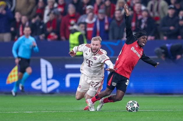 11.03.2025, Fußball, UEFA Champions League, Bayer 04 Leverkusen - FC Bayern München, Achtelfinale Rückspiel, BayArena, Saison 2024 2025: Konrad Laimer (FC Bayern 27) im Zweikampf gegen Jeremie Frimpong (Bayer04 Leverkusen 30) DFB regulations prohibit any use of photographs as image sequences and or quasi-video. Nordrhein-Westfalen Deutschland