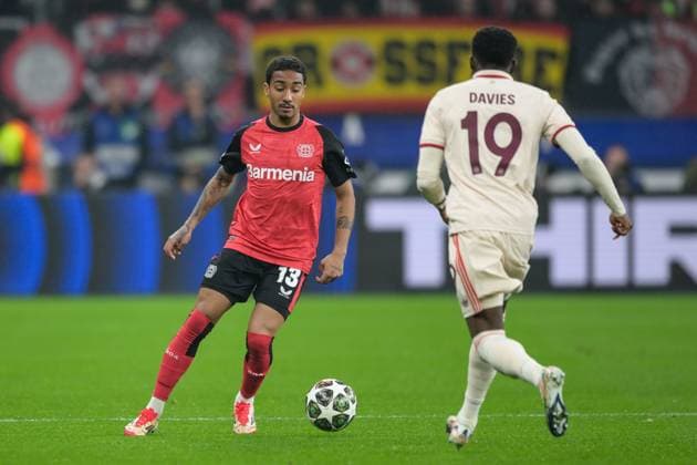 Fußball, UEFA Championsleague, 20250311, Bayer 04 Leverkusen - FC Bayern München. Im Bild v.l. ARTHUR (13) (Leverkusen), Alphonso DAVIES (19) (Bayern). Leverkusen BayArena Nordrhein-Westfalen Deutschland Copyright: Passion2Press MarkusxFischerx