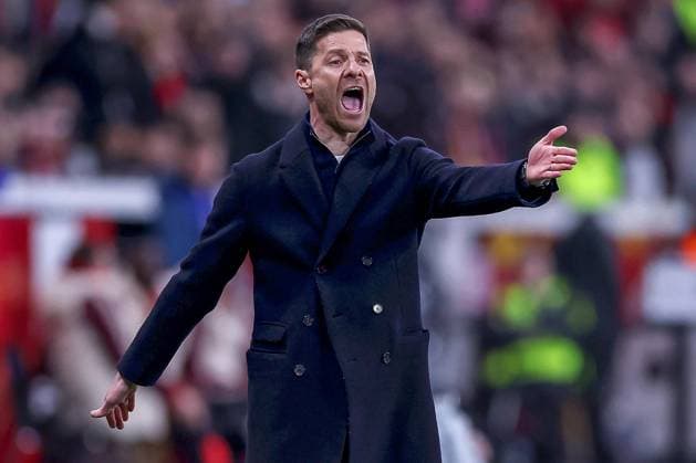 11.03.2025, Fußball, UEFA Champions League, Bayer 04 Leverkusen - FC Bayern München, Achtelfinale Rückspiel, BayArena, Saison 2024 2025: Cheftrainer Xabi Alonso (Bayer 04 Leverkusen Trainer) gestikulierend an der Seitenlinie DFB regulations prohibit any use of photographs as image sequences and or quasi-video. Nordrhein-Westfalen Deutschland