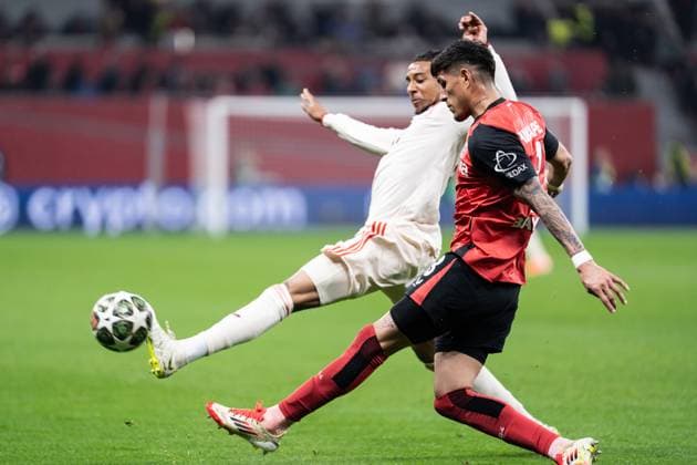 GER, Uefa Champions League, Achtelfinale - Bayer Leverkusen vs FC Bayern München Muenchen 11.03.2025, Bayarena, Leverkusen, GER, Uefa Champions League, Achtelfinale - Bayer Leverkusen vs FC Bayern München Muenchen im Bild: Zweikampf zwischen Piero HincapiÃ Hincapie (Bayer 04 Leverkusen, 3) und Michael Olise (FC Bayern München Muenchen, 17)