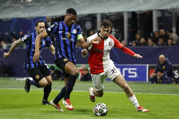 MILAN - (l-r) Denzel Dumfries of FC Internazionale Milano, Aymen Sliti of Feyenoord during the UEFA Champions League match between Internazionale Milano and Feyenoord at the San Siro stadium on March 11, 2025 in Milan, italy. ANP MAURICE VAN STEEN UEFA Champions League 2024 25 Round of 16 Second Leg 2024 25 xVIxANPxSportx xxANPxIVx 522141506 originalFilename: 522141506.jpg