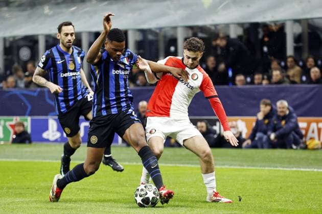 MILAN - (l-r) Denzel Dumfries of FC Internazionale Milano, Aymen Sliti of Feyenoord during the UEFA Champions League match between Internazionale Milano and Feyenoord at the San Siro stadium on March 11, 2025 in Milan, italy. ANP MAURICE VAN STEEN UEFA Champions League 2024 25 Round of 16 Second Leg 2024 25 xVIxANPxSportx xxANPxIVx 522141812 originalFilename: 522141812.jpg