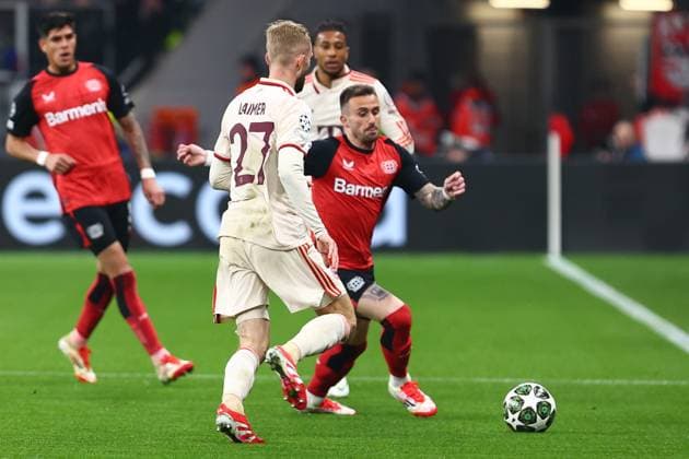 Aleix Garcia 24 (Bayer 04 Leverkusen) im Zweikampf, Aktion, mit Konrad Laimer 27 (FC Bayern Muenchen) Bayer 04 Leverkusen vs. FC Bayern Muenchen, Fussball, UEFA Champions League, Achtelfinale, Rueckspiel, Saison 2024 2025, 11.03.2025 Foto: kolbert-press Ant Palmer BayArena NRW Deutschland