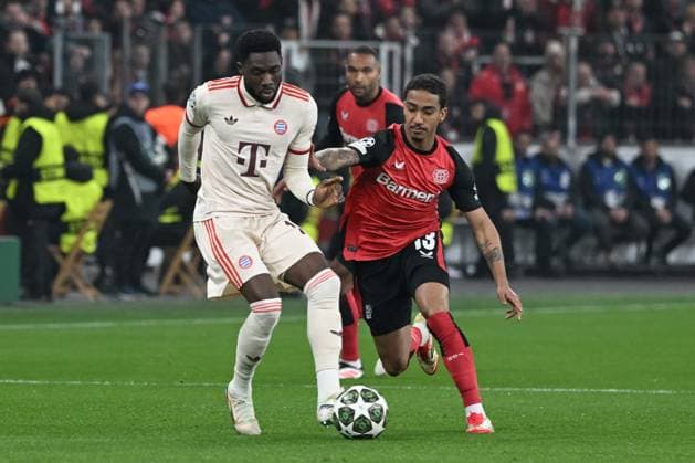 11.03.2025, xsltx, Fussball UEFA Champions League, Bayer 04 Leverkusen - Bayern München v.l. Alphonso Davies (Muenchen, 19), Arthur (Leverkusen, 13) Zweikampf, Duell, Kampf, tackle (DFL DFB REGULATIONS PROHIBIT ANY USE OF PHOTOGRAPHS as IMAGE SEQUENCES and or QUASI-VIDEO) Leverkusen