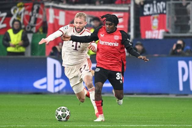 11.03.2025, xsltx, Fussball UEFA Champions League, Bayer 04 Leverkusen - Bayern München v.l. Konrad Laimer (Muenchen, 27), Jeremie Frimpong (Leverkusen, 30) Zweikampf, Duell, Kampf, tackle (DFL DFB REGULATIONS PROHIBIT ANY USE OF PHOTOGRAPHS as IMAGE SEQUENCES and or QUASI-VIDEO) Leverkusen
