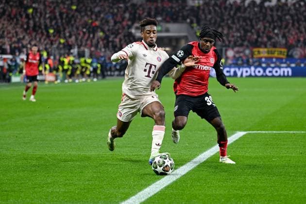 11.03.2025, Fussball UEFA Champions League 2024 2025, Achtelfinale, Bayer 04 Leverkusen - FC Bayern München, in der BayArena, Kingsley Coman (FC Bayern München), Jeremie Frimpong (Bayer Leverkusen)