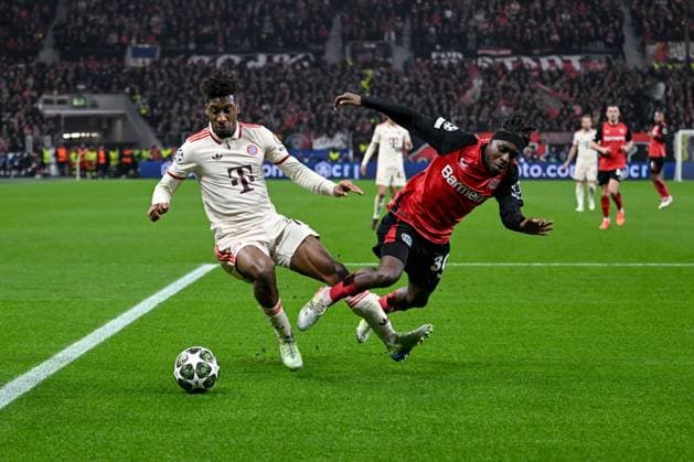 11.03.2025, Fussball UEFA Champions League 2024 2025, Achtelfinale, Bayer 04 Leverkusen - FC Bayern München, in der BayArena, Kingsley Coman (FC Bayern München), Jeremie Frimpong (Bayer Leverkusen)