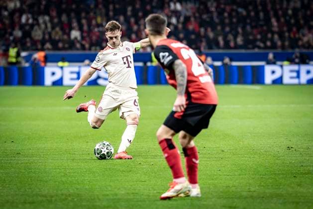 UEFA Champions League, Bayer 04 Leverkusen - FC Bayern München; 11.03.2025 Joshua Kimmich (FC Bayern München, 6) kommt zur Flanke; UEFA Champions League, Bayer 04 Leverkusen - FC Bayern München, Achtelfinale, Rückspiel, 11.03.2025 in der BayArena in Leverkusen. Copyright: xBEAUTIFULxSPORTS AxelxKohringx