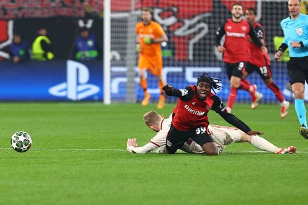 Jeremie Frimpong 30 (Bayer 04 Leverkusen) im Zweikampf, Aktion, mit Konrad Laimer 27 (FC Bayern Muenchen) - Gelbe Karte fuer Konrad Laimer 27 (FC Bayern Muenchen) Bayer 04 Leverkusen vs. FC Bayern Muenchen, Fussball, UEFA Champions League, Achtelfinale, Rueckspiel, Saison 2024 2025, 11.03.2025 Foto: kolbert-press Ant Palmer BayArena NRW Deutschland