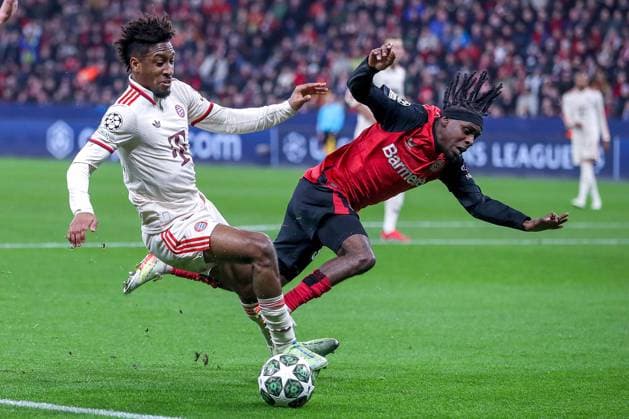 11.03.2025, Fußball, UEFA Champions League, Bayer 04 Leverkusen - FC Bayern München, Achtelfinale Rückspiel, BayArena, Saison 2024 2025: Kingsley Coman (FC Bayern 11) im Zweikampf gegen Jeremie Frimpong (Bayer04 Leverkusen 30) DFB regulations prohibit any use of photographs as image sequences and or quasi-video. Nordrhein-Westfalen Deutschland