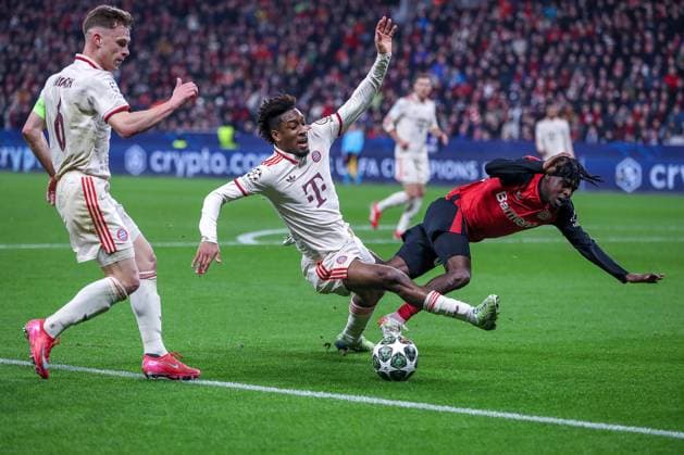 11.03.2025, Fußball, UEFA Champions League, Bayer 04 Leverkusen - FC Bayern München, Achtelfinale Rückspiel, BayArena, Saison 2024 2025: Kingsley Coman (FC Bayern 11) im Zweikampf gegen Jeremie Frimpong (Bayer04 Leverkusen 30) DFB regulations prohibit any use of photographs as image sequences and or quasi-video. Nordrhein-Westfalen Deutschland
