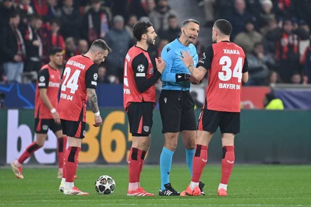 11.03.2025, xjrdrx, Fussball UEFA Champions League, Bayer 04 Leverkusen - Bayern München v.l. Granit Xhaka (Leverkusen, 34) Reklamiert, beschwert sich, schimpft (DFL DFB REGULATIONS PROHIBIT ANY USE OF PHOTOGRAPHS as IMAGE SEQUENCES and or QUASI-VIDEO) Leverkusen