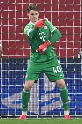 11.03.2025, xjrdrx, Fussball UEFA Champions League, Bayer 04 Leverkusen - Bayern München v.l. Jonas Urbig (Muenchen, 40) gibt Anweisungen, gestikuliert mit den Armen, gesticulate, gives instructions (DFL DFB REGULATIONS PROHIBIT ANY USE OF PHOTOGRAPHS as IMAGE SEQUENCES and or QUASI-VIDEO) Leverkusen