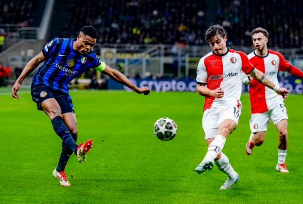FC Internazionale Milan defender Denzel Dumfries, Feyenoord Rotterdam defender Hugo Bueno during the match Inter - Feyenoord at the San Siro Stadium for the UEFA Champions League - Round of 16 - 2st leg season 2024-2025 in MILAN, Italia on 11 march 2025, (photo by Marcel van Dorst EYE4images DeFodi Images)