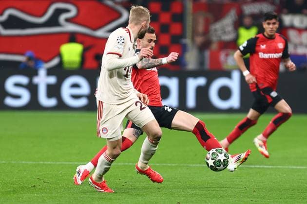 Aleix Garcia 24 (Bayer 04 Leverkusen) im Zweikampf, Aktion, mit Konrad Laimer 27 (FC Bayern Muenchen) Bayer 04 Leverkusen vs. FC Bayern Muenchen, Fussball, UEFA Champions League, Achtelfinale, Rueckspiel, Saison 2024 2025, 11.03.2025 Foto: kolbert-press Ant Palmer BayArena NRW Deutschland