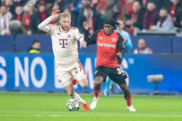 11.03.2025, Fussball: UEFA Champions League, Saison 2024 2025, Achtelfinale, Rueckspiel, Bayer 04 Leverkusen - FC Bayern Muenchen in der BayArena in Leverkusen. Zweikampf zwischen Konrad Laimer (FC Bayern Muenchen, 27) und Jeremie Frimpong (Bayer 04 Leverkusen, 30). Foto: Kirchner-Media Thomas Haesler Copyright: xKirchner-Media ThomasxHaeslerx