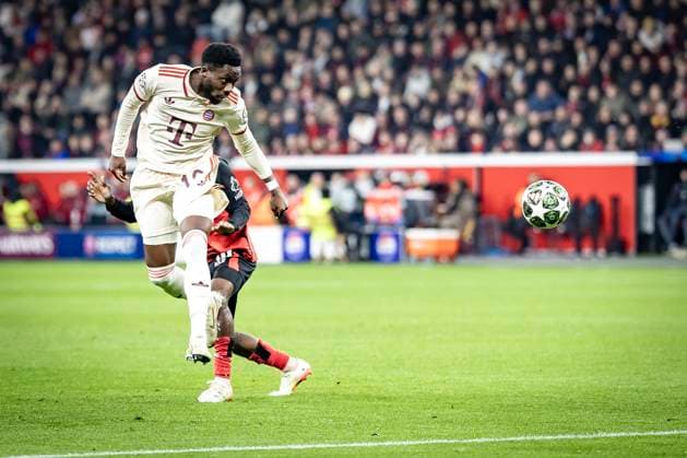 UEFA Champions League, Bayer 04 Leverkusen - FC Bayern München; 11.03.2025 Alphonso Davies (FC Bayern München, 19) beim Kopfball; UEFA Champions League, Bayer 04 Leverkusen - FC Bayern München, Achtelfinale, Rückspiel, 11.03.2025 in der BayArena in Leverkusen. Copyright: xBEAUTIFULxSPORTS AxelxKohringx