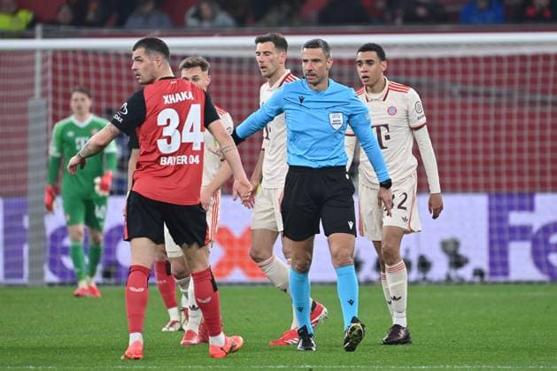 11.03.2025, xjrdrx, Fussball UEFA Champions League, Bayer 04 Leverkusen - Bayern München v.l. Schiedsrichter, Schiri, referee Slavko Vincic (DFL DFB REGULATIONS PROHIBIT ANY USE OF PHOTOGRAPHS as IMAGE SEQUENCES and or QUASI-VIDEO) Leverkusen