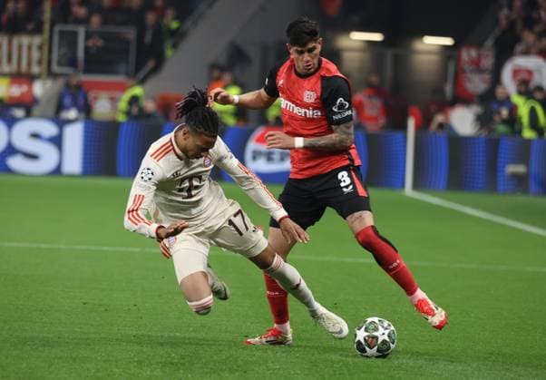 Michael Olise (Bayern, L) und Piero Martin Hincapie Reyna (Bayer), Champions League, Achtelfinale Rückspiel, Bayer 04 Leverkusen vs FC Bayern München, Leverkusen, Deutschland, 11.03.2025.