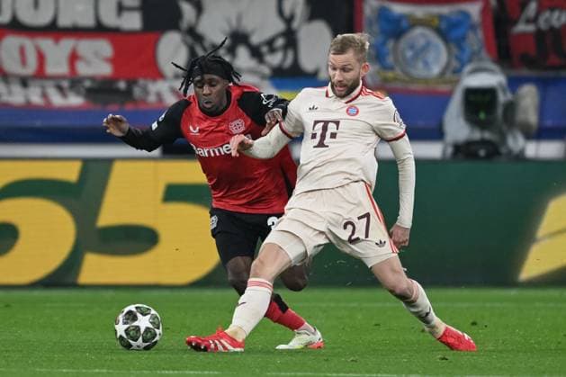 11.03.2025, xsltx, Fussball UEFA Champions League, Bayer 04 Leverkusen - Bayern München v.l. Jeremie Frimpong (Leverkusen, 30), Konrad Laimer (Muenchen, 27) Zweikampf, Duell, Kampf, tackle (DFL DFB REGULATIONS PROHIBIT ANY USE OF PHOTOGRAPHS as IMAGE SEQUENCES and or QUASI-VIDEO) Leverkusen