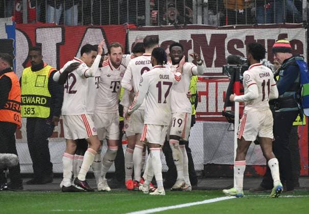 Jubel 0:1 Torschütze Harry Kane (Bayern Muenchen) 2. v.li., wird gefeiert 11.03.2025, Fussball UEFA Champions League 2024 25, Achtelfinale, Rückspiel, Bayer 04 Leverkusen - FC Bayern München Leverkusen BayArena Nordrhein Westfalen Deutschland
