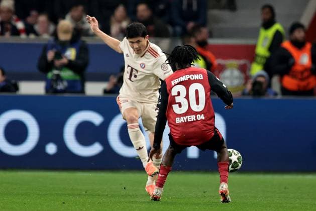 Min-jae Kim (FC Bayern München) und Jeremie Frimpong (Bayer 04 Leverkusen) beim Achtelfinal-Rückspiel der UEFA Champions League (Saison 2024 25) Bayer Leverkusen - FC Bayern München Copyright: Thomas Pakusch