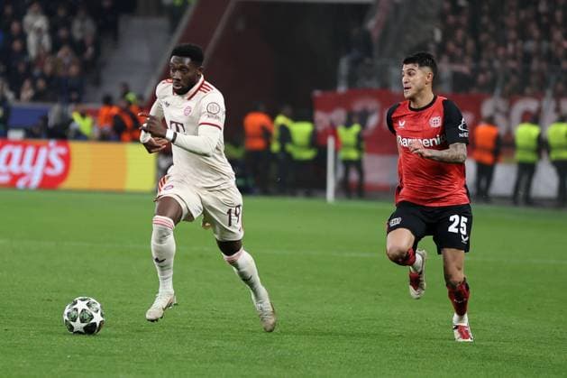 Alphonso Davies (FC Bayern München) und Exequiel Palacios (Bayer 04 Leverkusen) beim Achtelfinal-Rückspiel der UEFA Champions League (Saison 2024 25) Bayer Leverkusen - FC Bayern München Copyright: Thomas Pakusch