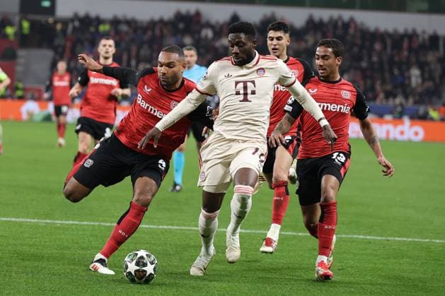 Jonathan Tah (Bayer 04 Leverkusen) und Alphonso Davies (FC Bayern München) beim Achtelfinal-Rückspiel der UEFA Champions League (Saison 2024 25) Bayer Leverkusen - FC Bayern München Copyright: Thomas Pakusch