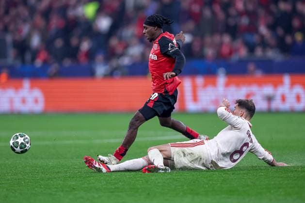 11.03.2025, Fußball, UEFA Champions League, Bayer 04 Leverkusen - FC Bayern München, Achtelfinale Rückspiel, BayArena, Saison 2024 2025: Jeremie Frimpong (Bayer04 Leverkusen 30) im Zweikampf gegen Leon Goretzka (FC Bayern 8) DFB regulations prohibit any use of photographs as image sequences and or quasi-video. Nordrhein-Westfalen Deutschland