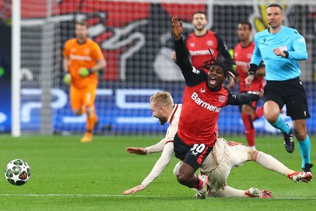 Jeremie Frimpong 30 (Bayer 04 Leverkusen) im Zweikampf, Aktion, mit Konrad Laimer 27 (FC Bayern Muenchen) - Gelbe Karte fuer Konrad Laimer 27 (FC Bayern Muenchen) Bayer 04 Leverkusen vs. FC Bayern Muenchen, Fussball, UEFA Champions League, Achtelfinale, Rueckspiel, Saison 2024 2025, 11.03.2025 Foto: kolbert-press Ant Palmer BayArena NRW Deutschland