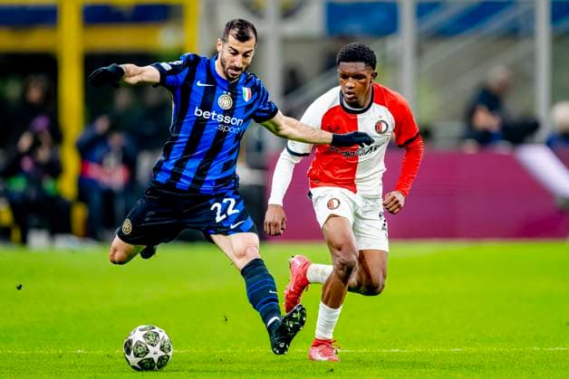 Sport Bilder des Tages FC Internazionale Milan defender Henrikh Mkhitaryan, Feyenoord Rotterdam midfielder Givairo Read during the match Inter - Feyenoord at the San Siro Stadium for the UEFA Champions League - Round of 16 - 2st leg season 2024-2025 in MILAN, Italia on 11 march 2025, (photo by Marcel van Dorst EYE4images DeFodi Images)