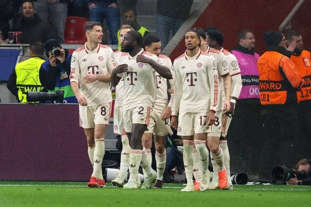 die Mannschaft freut sich ueber das Tor von Harry Kane 9 (FC Bayern Muenchen) zum 0:1, Bayer 04 Leverkusen vs FC Bayern Muenchen, Fussball, Champions League, Achtelfinale, Rueckspiel, 11.03.2025 Leverkusen Nordrhein-Westfalen Deutschland