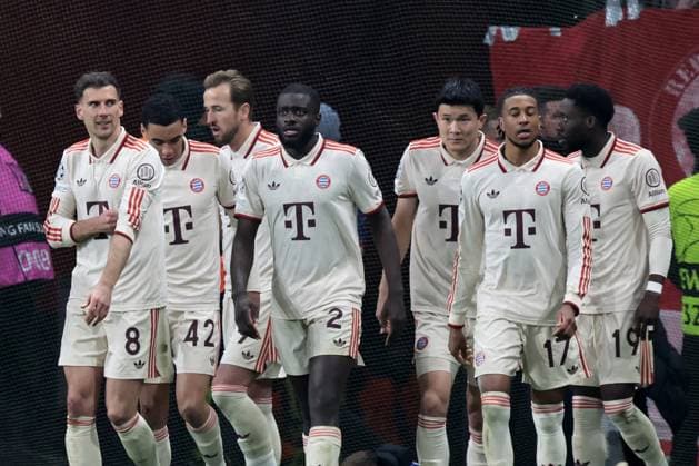 Die Spieler vom FC Bayern München freuen sich über das Tor zum 0:1 durch Harry Kane (FC Bayern München) beim Achtelfinal-Rückspiel der UEFA Champions League (Saison 2024 25) Bayer Leverkusen - FC Bayern München Copyright: Thomas Pakusch